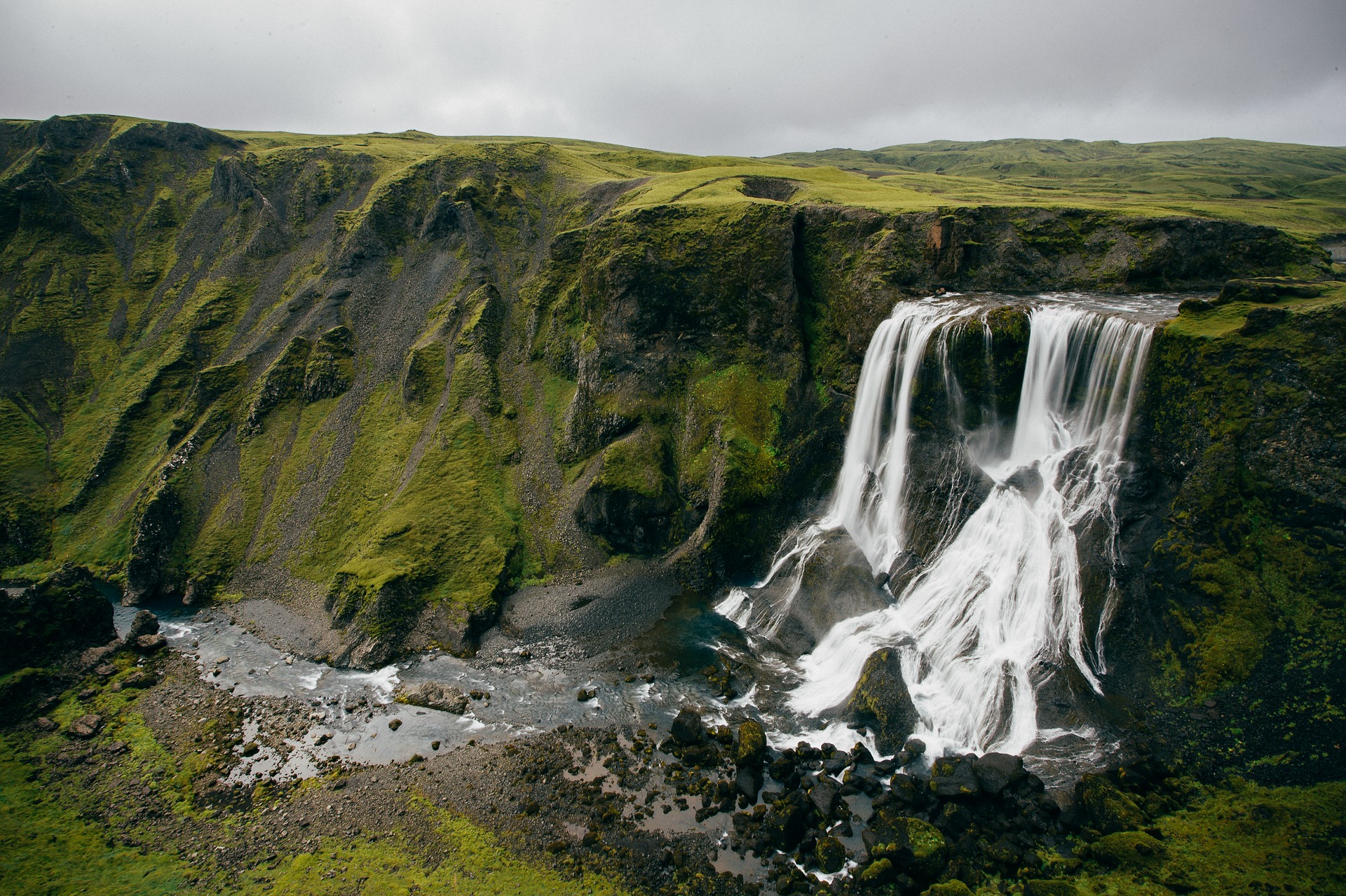 waterfalls-1869418_1920