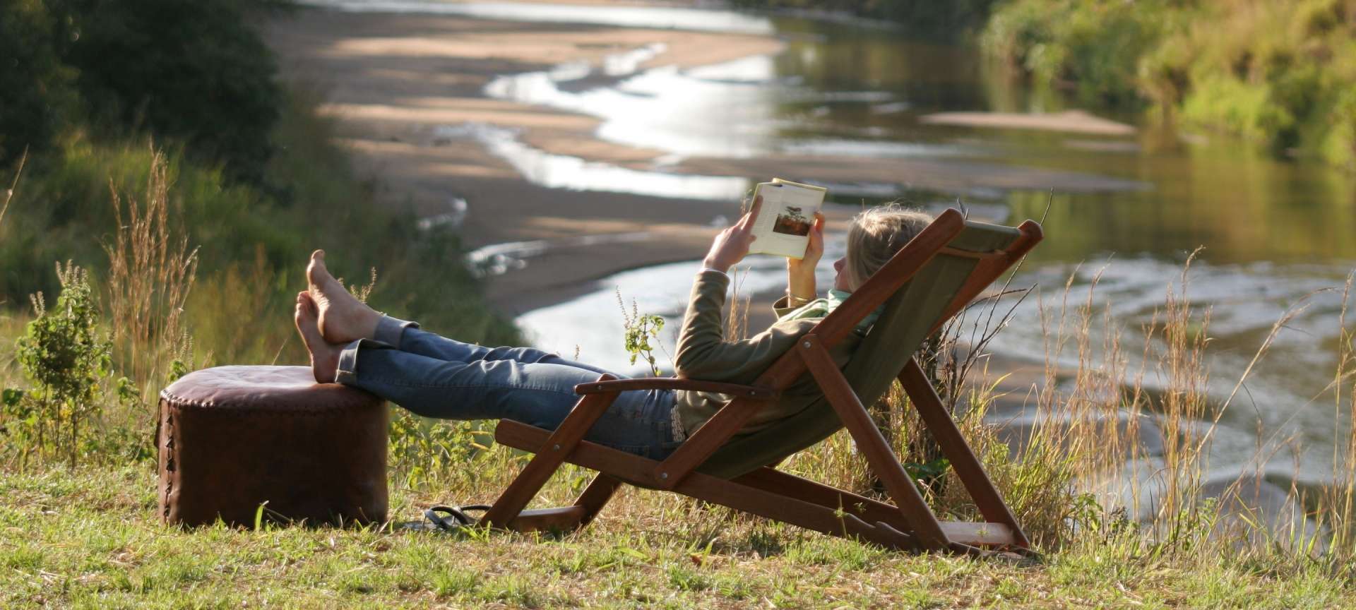 salas_camp-guest_relaxing_waterside__1920x864